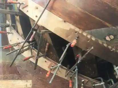 Die Emder Seetjalk in der Werft in Ditzum: Unter anderem werden Holzplanken an dem Nachbau eines historischen niederl&auml;ndischen Handelsschiffs erneuert.