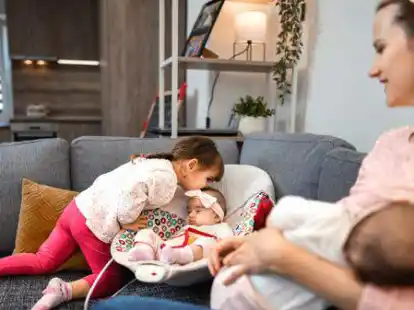 Alleinerziehend mit drei kleinen Kindern: Familienlotsen k&ouml;nnen in diesem Fall f&uuml;r Entlastung sorgen.