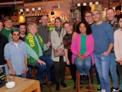 Gemeinsam wurde am Sonntagabend der erstmalige Einzug von Lena Nzume (10. von links)  in den Landtag gefeiert.