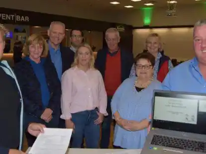 Vorstands- und Beiratsmitglieder nach der Vereinsgr&uuml;ndung (von links): Udo Stallkamp, Sabine Zinn, Bj&ouml;rn Th&uuml;mler, Marco Schnakenberg, Jessica Fricke, Henning Kaars, Ursula Schinski, Karin Logemann und Mark Castens