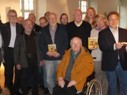 Im Kreis der Autoren und Heimatvereine wurde im Schloss die letzte Ausgabe des Historienkalenders vorgestellt.