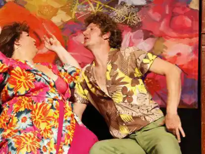 Hippies auf der B&uuml;hne der &bdquo;Bar jeder Vernunft&ldquo;: Anna Mateur und Heiner Bomhard im Musical &bdquo;Die Bettwurst&ldquo;.