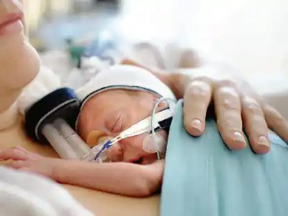 Frischgebackene Eltern k&ouml;nnen &uuml;ber ein neues Projekt per Televersorgung beraten werden.