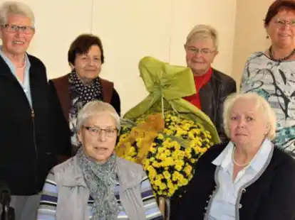 Die Frauen der ersten Stunde der Frauengemeinschaft St. Georg Str&uuml;cklingen wurden auf der 25-Jahrfeier geehrt: K&auml;the Schlarp (von links sitzend) und Marianne Stotz sowie  Leni Schulte (stehend von links), Marlene Evers, Karola H&uuml;ntelmann und Maria Jansen.