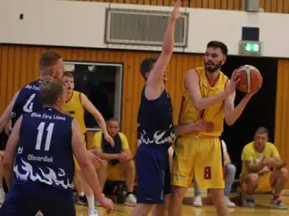 Kaum ein Durchkommen gab es f&uuml;r die Zetel Tigers um Topscorer Jannik Peters (mit Ball) gegen den SV Ofenerdiek.