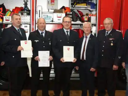 F&uuml;r Ehrungen hatte die Feuerwehr Markhausen einen Dienstabend angesetzt. Geehrte und Gratulanten (von links): Stefan Norrenbrock, Markus Bothen,  Robert Berens,  J&uuml;rgen Norrenbrock, Heino de Buhr, Hermann Rosenbaum und Henning Kamps.