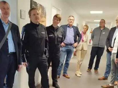 Andreas Cassens und Gerke St&uuml;ven-Knak (2. und 3. von links) f&uuml;hrten durch das Geb&auml;ude der Polizei (von links): Hinrich Ricklefs (VHS), B&uuml;rgermeister Jens Kuraschinski, Sabine Plate-Greupner (Amtsgericht), Stefan Fauerbach (OOWV), Hubert Bartelt (Krankenhaus Johanneum), Niels Stobbe (Agentur f&uuml;r Arbeit) und Gerriet Suhrkamp (Katasteramt).