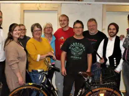 Freuen sich nach langer Pause auf ihre Spielsaison im Februar 2023: die Mitglieder der &bdquo;De Plattsnackers&ldquo; aus Jeddeloh I.