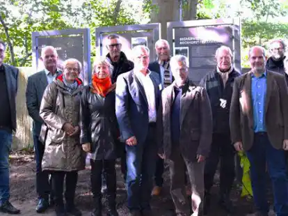 Vertreterinnen und Vertreter der Rotary Clubs aus Brake und Groningen stehen an der Gedenkst&auml;tte Esterwegen.
