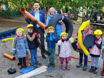Nachschub f&uuml;r die kleinen Baumeister: Stefan Kemper (l.) und  Brigitte Bunjor mit einigen Kindern auf der Bewegungsbaustelle.