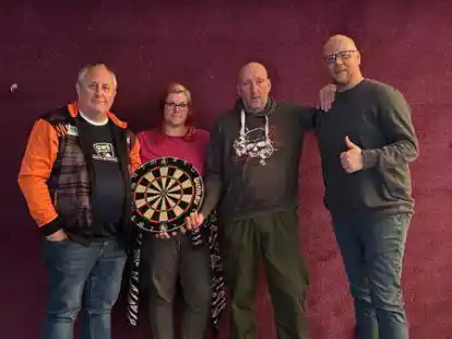 Er&ouml;ffnen in Gro&szlig;enkneten einen Dartclub: (von links) Stephan Westermann, Ina Rademacher, Andreas Th&ouml;le und Timo Neuhaus.