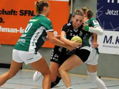 Ann-Kathrin Frangen (am Ball, hier im Derby in Vechta) und ihre Garreler Mitspielerinnen wollen endlich gewinnen.