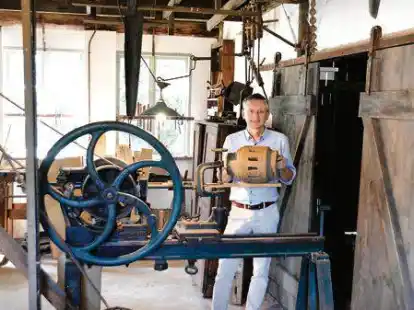 In der Werkstatt der alten Westersteder Stellmacherei: Dr. Michael Schimek zeigt eine Radnabe.