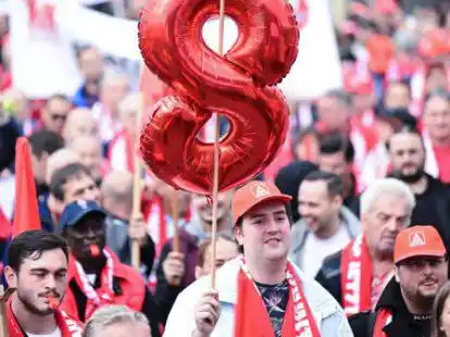 Demonstranten versammeln sich vor den Tarifverhandlungen in der Metall- und Elektroindustrie. Zum Auftakt der rot-gr&uuml;nen Koalitionsverhandlungen legten Gewerkschaften und Verb&auml;nde ihre Forderungen auf den Tisch.