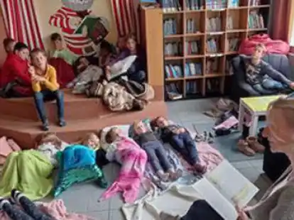 Noch nicht eingeschlafen: Trotz gem&uuml;tlicher Position lauschten die Kinder Vorleserin Manuela Frerichs gespannt.