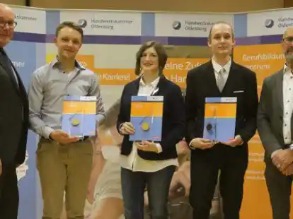 Eckhard Stein (links) und Heiko Henke (rechts) gratulierten stellvertretend f&uuml;r die Handwerkskammer den Pr&uuml;fungsbesten aus dem Landkreis Oldenburg (von links): Janek Scholz, Carlotta Pasqua Mastrangelo und Florian Hempel. Im Bild fehlt Michelle Antonik.