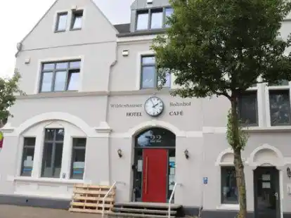 Durch die rote T&uuml;r geht es demn&auml;chst in die Kleine Kneipe: Der Gastronomie im Bahnhofsgeb&auml;ude steht nichts mehr im Wege.