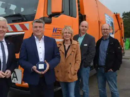 Starteten das Projekt Funklochsuche (von links): Landrat Matthias Groote, Fr&eacute;d&eacute;ric Dildei (Prokurist der STF Gruppe), Ingo Helmers (Gesch&auml;ftsf&uuml;hrer H. Bohmann-Gruppe) sowie Andrea Sope und Markus Gewinn vom Amt f&uuml;r Digitalisierung und Wirtschaft im Landkreis Leer.