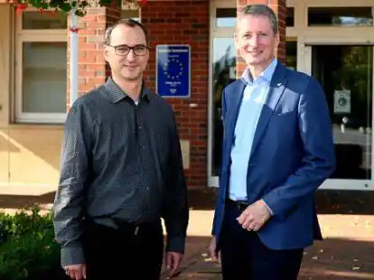 Den neuen Leiter des Rechnungspr&uuml;fungsamtes Oliver Petersen (links), begr&uuml;&szlig;te jetzt vor dem Ganderkeseer Rathaus B&uuml;rgermeister Ralf Wessel.