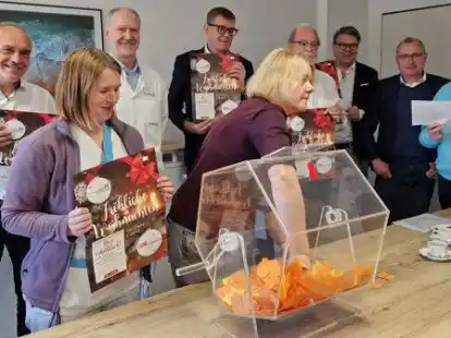 Losziehung f&uuml;r den neuen Adventskalender der B&uuml;rgerhospitalstiftung (von links): Bernd Wessels, Kerstin Thien, Dr. Ralf Weise, Markus Block, Anja Behnen, Georg Litmathe, Frank Hanneken, Paul Kock und Bernd Rieken.