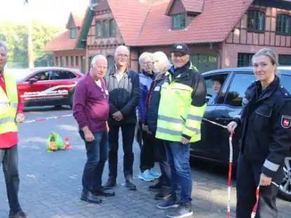 Sie alle stehen im toten Winkel: So anschaulich machten Verkehrssicherheitsbeamtin Ann-Kathrin Wiedenfeld (von rechts) sowie Rolf Quickert und Peter Wildbredt (links) von der Verkehrswacht beim Kurs &bdquo;Fit im Auto