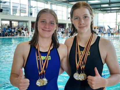 In Bestform: die Schwestern Talea (links) und Svea Fellensiek vom Heidm&uuml;hler FC bei den Bezirkstitelk&auml;mpfen in Osnabr&uuml;ck