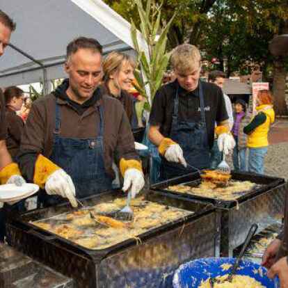 Alle H&auml;nde voll zu tun: Unschlagbar lecker und den ganzen Tag gefragt waren die Kartoffelpuffer beim Emder Erntedankfest im Stadtgarten.