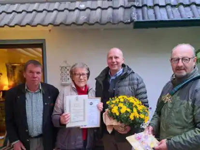 Heiko Wittrock (links) sowie Hergen Stolle (rechts) und Karl-Wilhelm Jacobi gratulierten Jagdhornbl&auml;serin Trude Schulenberg zur 50-j&auml;hrigen Mitgliedschaft.