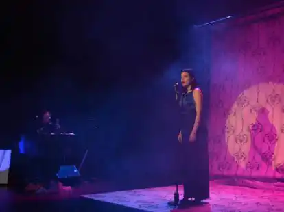 &bdquo;Heute Abend: Lola Blau&ldquo;, erz&auml;hlt von der Sehnsucht einer jungen Frau, die &ndash; immer auf der Durchreise &ndash; gegen ihre Objektivierung, Antisemitismus und das Ewig-Gestrige ank&auml;mpft.