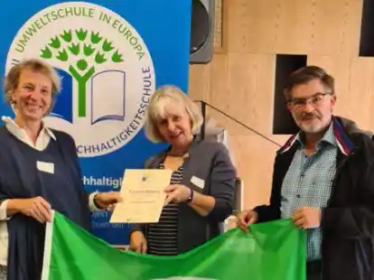 Auch die Grundschule Edewecht wurde erneut als Umweltschule ausgezeichnet (von links): Juliane Smalla, Monika Ahlrichs (Landeskoordinatorin und Klimabotschafterin) und Christian Pagels.