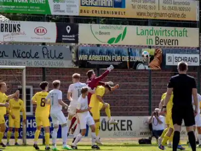 Der SV Bevern (gelbe Trikots) gastiert an diesem Freitag in Holdorf.