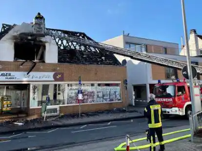 Das  Feuer brach in einem Wohn- und Gesch&auml;ftshaus an der Heisfelder Stra&szlig;e in Leer aus.  Ein 25-J&auml;hriger wurde kurz darauf der Brandstiftung angeklagt.