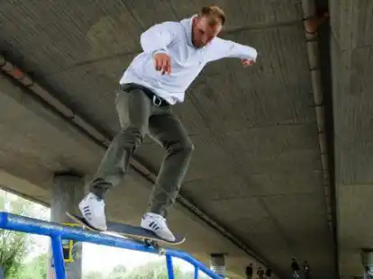 Im Herbst und Winter ist es f&uuml;rs Grinden und Tricksen h&auml;ufig zu dunkel: Der Skatepark unter der Bahnhofsbr&uuml;cke in Emden erh&auml;lt daher eine LED-Beleuchtung.
