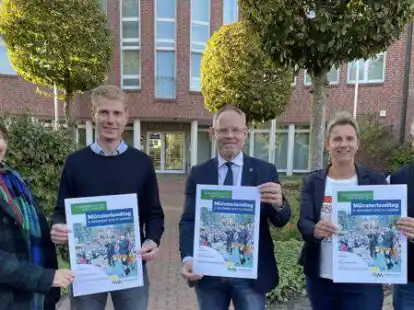 Freuen sich auf den M&uuml;nsterlandtag in Lindern: Helmut K&uuml;nnen (Heimatverein Lindern, von rechts), Kerstin T&ouml;nnies (Gemeinde Lindern), B&uuml;rgermeister Karsten Hage, Heimatbund-Pr&auml;sident Stefan Schute und Gabriele Henneberg (Heimatbund).