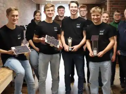 Mit drei Teams hat die BBS Friesoythe am Deutschland-Entscheid &bdquo;Solar-Mobil&ldquo; in Dortmund teilgenommen: Den zweiten Platz belegten das Team mit dem &bdquo;Green Bull&ldquo;, (Mitte von links) Fabian Meyer, Lukas Janssen und Jannik L&uuml;bbers.