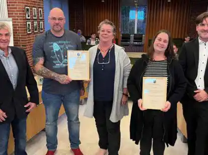 Jury-Mitglied Ulrich Puhlemann (links) und B&uuml;rgermeister Nils Siemen (rechts) &uuml;berreichten die Urkunden an Klaus Meyer, Conny Wefer und Inga L&uuml;dke.