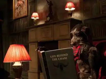 Noch lebt er, bald ist er Mordopfer: Ein Hund spielt auch mit in der skurrilen Krimi-Kom&ouml;die &bdquo;Ein t&ouml;dliches Geheimnis&ldquo;