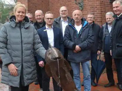 Waren zur Einweihung des Trinkbrunnens gekommen (v.li.): Lothar und Nina Rieke, Klaus Elfert, Pfarrer Manfred Jan&szlig;en, Mirko Strangmann und Olaf Meenen (LzO bzw. LzO Stiftung), Thomas Schmalz, Johann Bohner und Thomas Hellweg (beide Architekturb&uuml;ro Bohner), B&uuml;rgermeister Gerd-Christian Wagner.