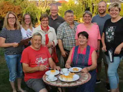 So sieht Vorfreude aus: Zehn M&auml;nner und Frauen stehen in dieser Saison f&uuml;r die Theatergruppe &bdquo;De Spaa&szlig;maker&ldquo; aus Gro&szlig;enkneten auf der B&uuml;hne.