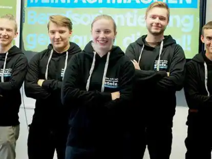 Lieben ihren Beruf  und stellen sich f&uuml;r Sch&uuml;ler vor die Kamera (v.li.): Die Azubis Fynn K&uuml;hmichel, Tino Lehmkuhl, Hannah Sieger, Rene Breitwieser und Julian Krebs.