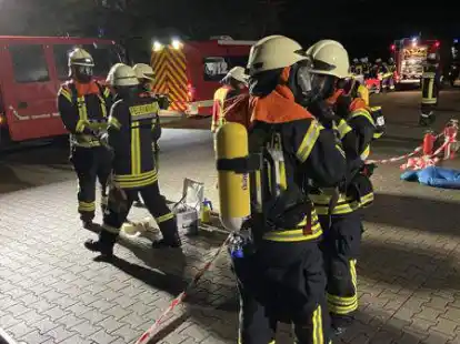 Einsatz unter Atemschutz: Gefahrgut&uuml;bung in der Molkerei Ammerland.