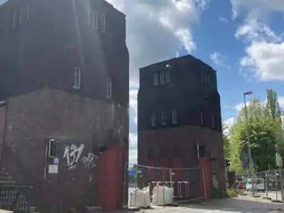 Die vier T&uuml;rme der ehemaligen C&auml;cilienbr&uuml;cke sind vom 17. Oktober bis zum 11. November teil einer Lichtinstallation.