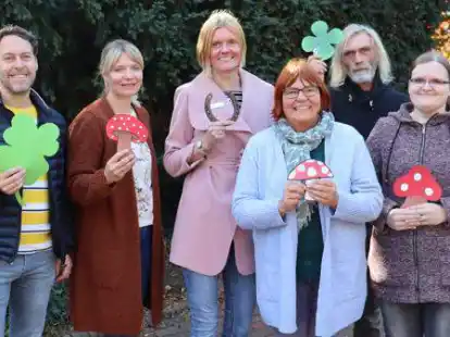 Organisieren die Gl&uuml;ckswoche in Wildeshausen (von links): Oliver Brinkhus (Diakonie Himmelsth&uuml;r), Susanne Lieder (VHS), Birte Hogeback (Stadt), Lene Hjortskov und Jens Fr&ouml;hlke (B&ouml;kers am Markt) sowie Sabrina Blekker (&Ouml;ffentliche B&uuml;cherei). Nicht im Bild: Verena Schr&ouml;der (Diakonie).
