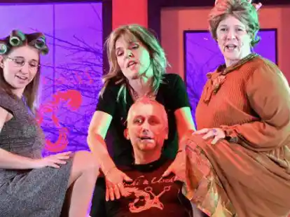 In dem St&uuml;ck &bdquo;Leevde, Lust und Lockenwickler&ldquo; geht es temperamentvoll, lustig und musikalisch zu.