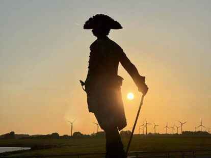 Bernd van Ellen: &bdquo;Sonnenaufgang am Siel- und Sch&ouml;pwerk Knock. Die Sonne &bdquo;unter dem Arm&ldquo;, blickt der &bdquo;Alte Fritz&ldquo; in Richtung Emden. Die Statue erinnert mich an die Zerst&ouml;rung, aber auch den Wiederaufbau Emdens nach dem Krieg und die wechselvolle Geschichte unserer sch&ouml;nen Seehafenstadt, f&uuml;r mich ein besonderer Ort.&ldquo;