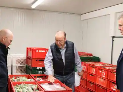 Neue R&auml;ume hat die Tafel in Cloppenburg an der Otto-Hahn-Stra&szlig;e bezogen. Dar&uuml;ber freute sich der 1. Vorsitzende, Elmar Dubber (Mitte). Er f&uuml;hrte unter anderem Cloppenburgs B&uuml;rgermeister Neidhard Varnhorn (links) und Ludger Otten (rechts) vom Lidl-Zentrallager durch die neuen R&auml;ume.