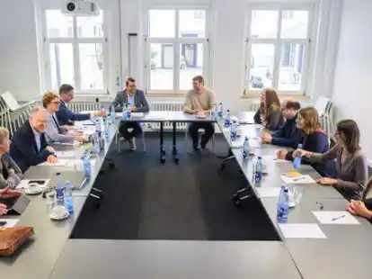 Auftaktgespr&auml;che zur m&ouml;glichen Bildung einer rot-gr&uuml;nen Regierung in Niedersachsen: F&uuml;r die SPD (von links) verhandeln Ulrich Watermann, Hanna Naber, Stephan Weil, Daniela Behrens, Falko Mohrs und Axel Rienhoff und f&uuml;r die Gr&uuml;nen S&ouml;ren Creutzig, Anne Kura, Christian Meyer, Julia Willie Hamburg, Miriam Staudte und Hanso  Jan&szlig;en.