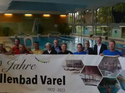 Hallenbad-Mannschaft, B&uuml;rgermeister Gerd-Christian Wagner, stellvertretender Landrat Reiner Tammen, Kurdirektor Johann Taddigs und Architekt Heinrich Gerdes freuen sich auf das Jubil&auml;um.