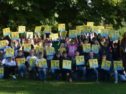 Die M&auml;dchen und Jungen der f&uuml;nften Klassen an der Oberschule Berne sind zusammen mit Organisatorin Agnes Bergmann und Schulleiter S&ouml;nke Ehmen in das Projekt &bdquo;Lesen macht stark&ldquo; gestartet.