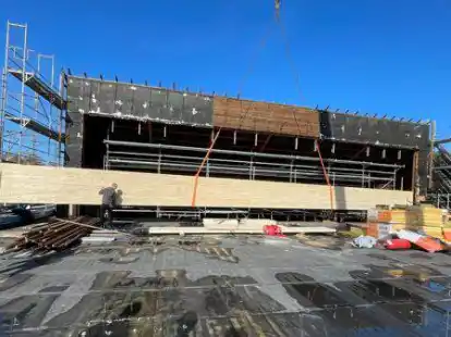 3,5 Tonnen Holz: Der 25 Meter lange Leimholzbinder wurde jetzt ins Dach des Zwischenahner Wellenbades eingebaut.